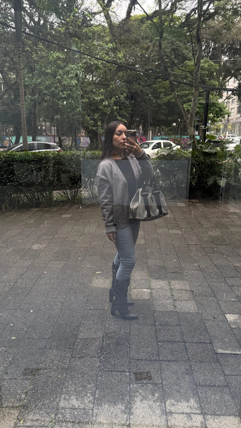 Vanessa Reis caminhando em um cenário urbano
